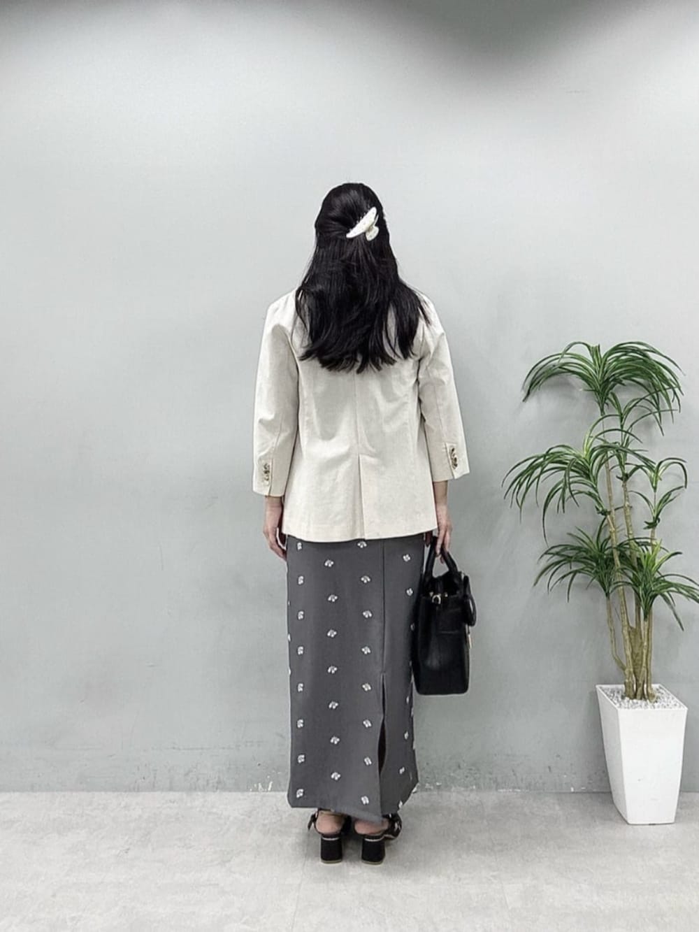 ブルー系のシャツ/ブラウス、ベージュ系のテーラードジャケット、グレー系のスカートを着用したレディースの春コーディネートの4枚目の写真