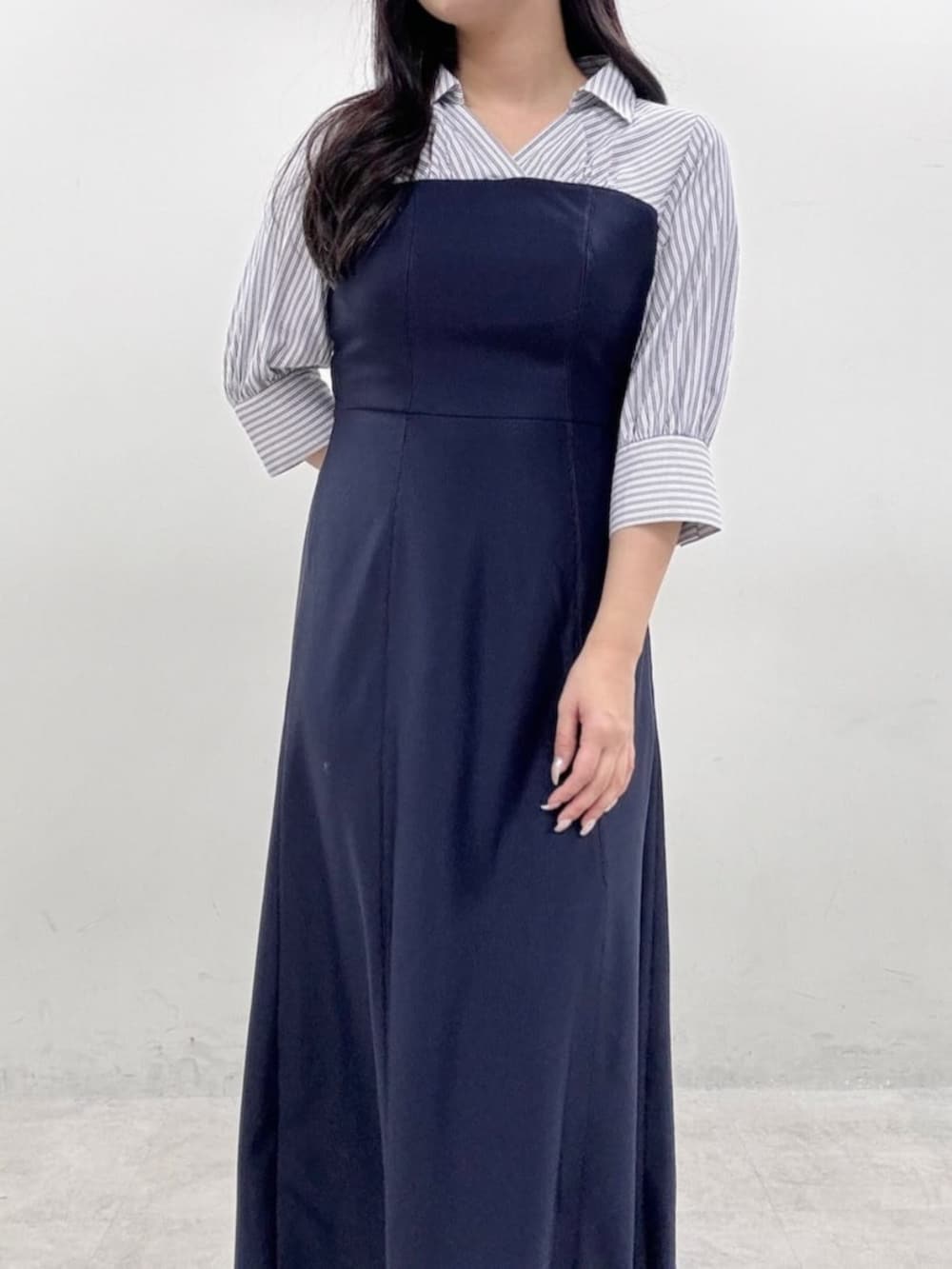 ブルー系のワンピース、ブラック系のサンダルを着用したレディースの冬コーディネートの4枚目の写真