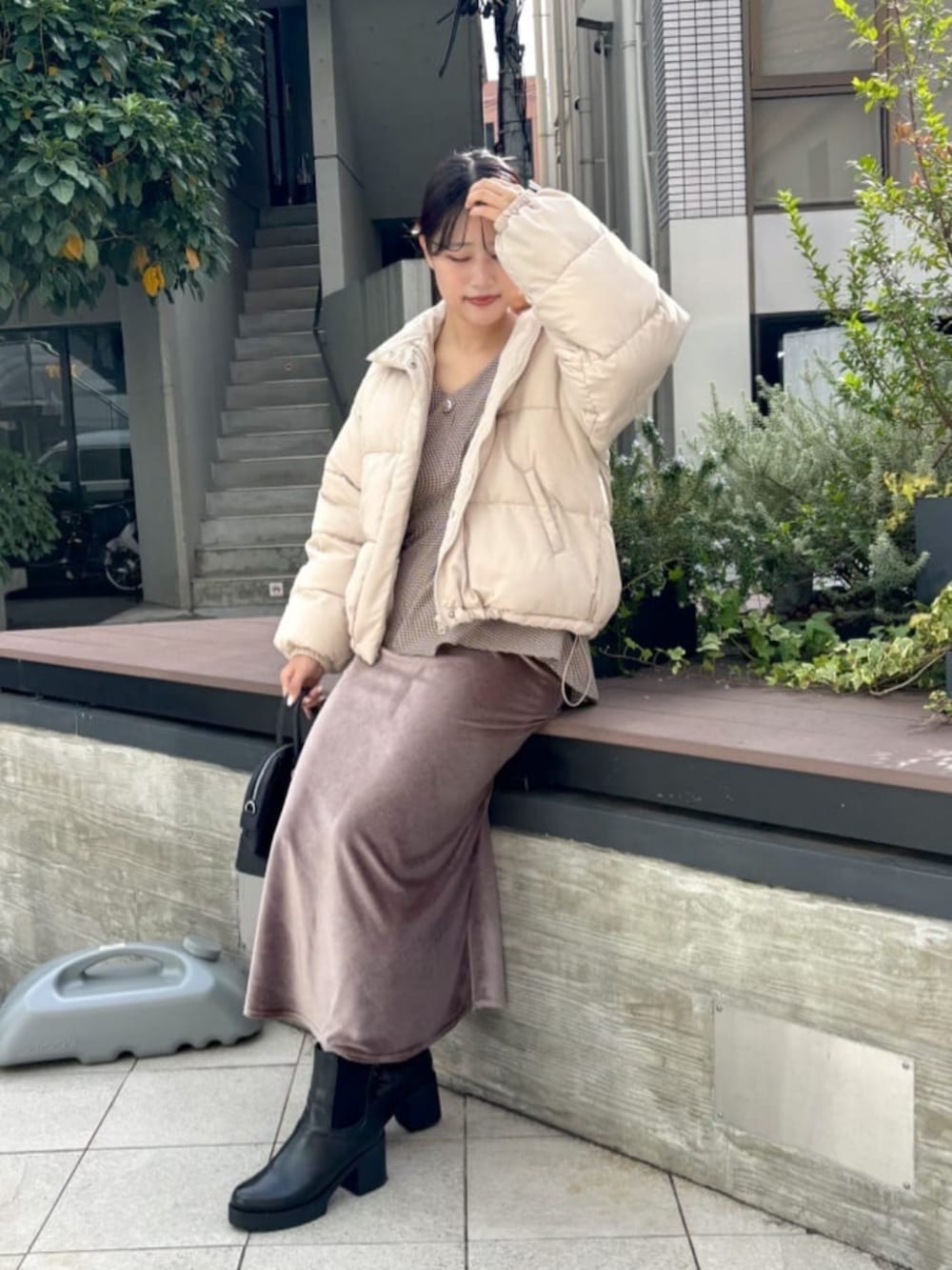 その他のシャツ/ブラウス、ブラウン系のスカート、ホワイト系のダウンジャケット/コートを着用したレディースの秋コーディネートの4枚目の写真