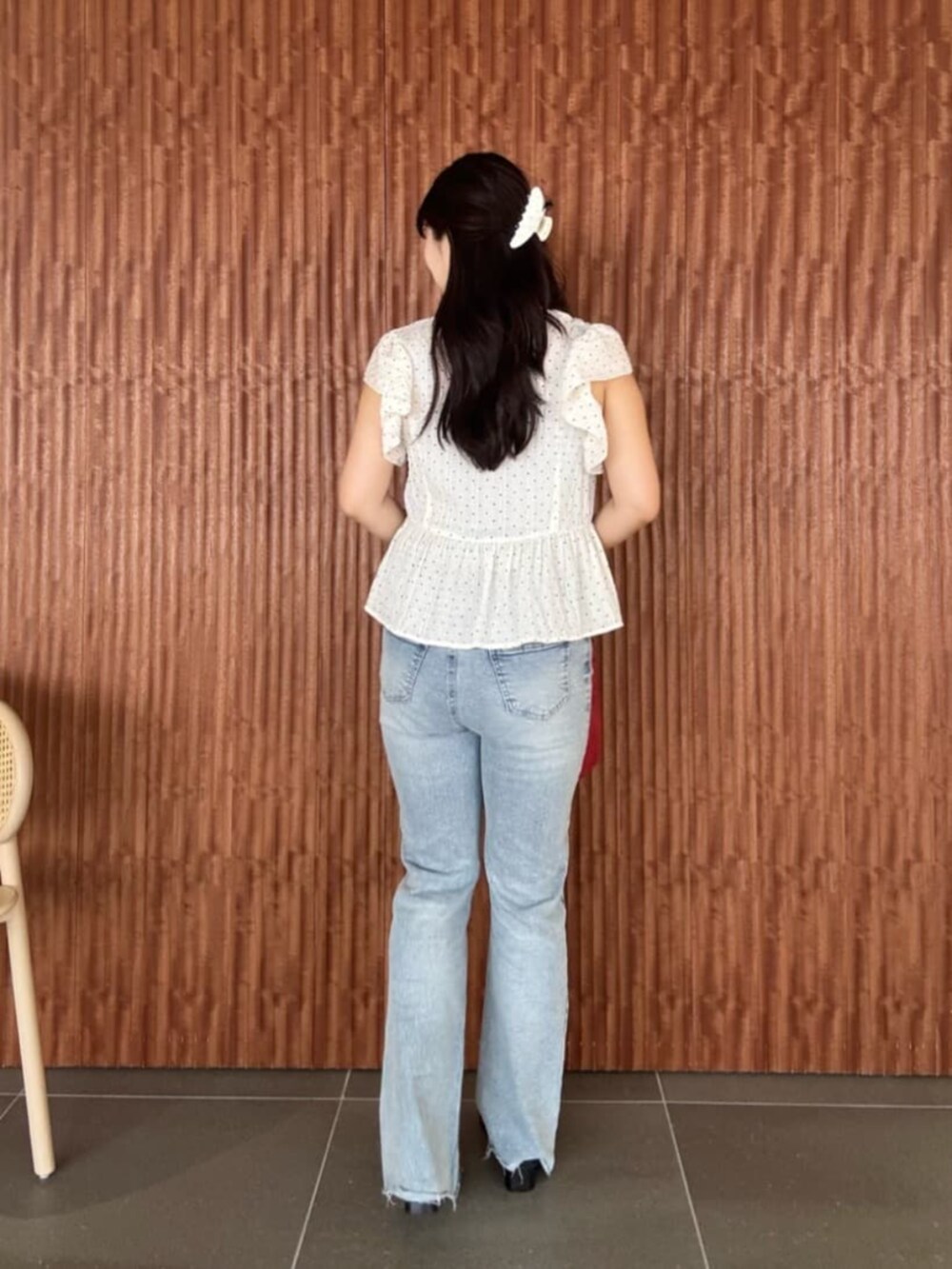 ブルー系のデニムパンツ、レッド系のショルダーバッグ、ホワイト系のシャツ/ブラウスを着用したレディースの春コーディネートの5枚目の写真