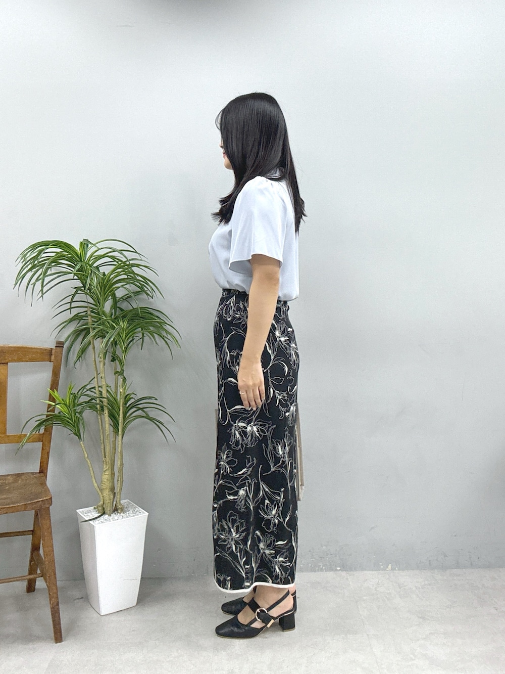 ベージュ系のショルダーバッグ、ブラック系のサンダル、その他のスカートを着用したレディースの春コーディネートの2枚目の写真