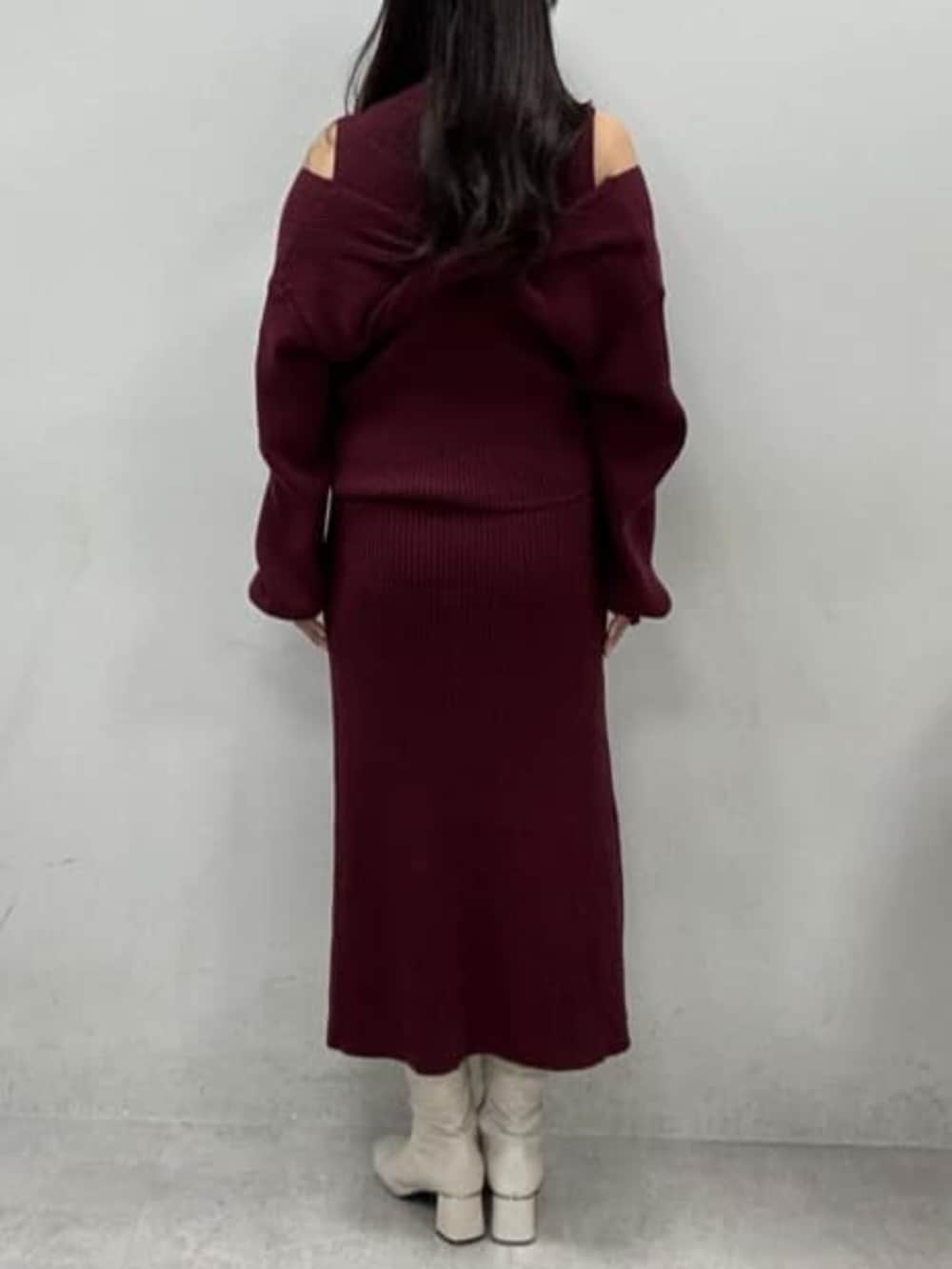 レッド系のワンピースを着用したレディースの冬コーディネートの3枚目の写真