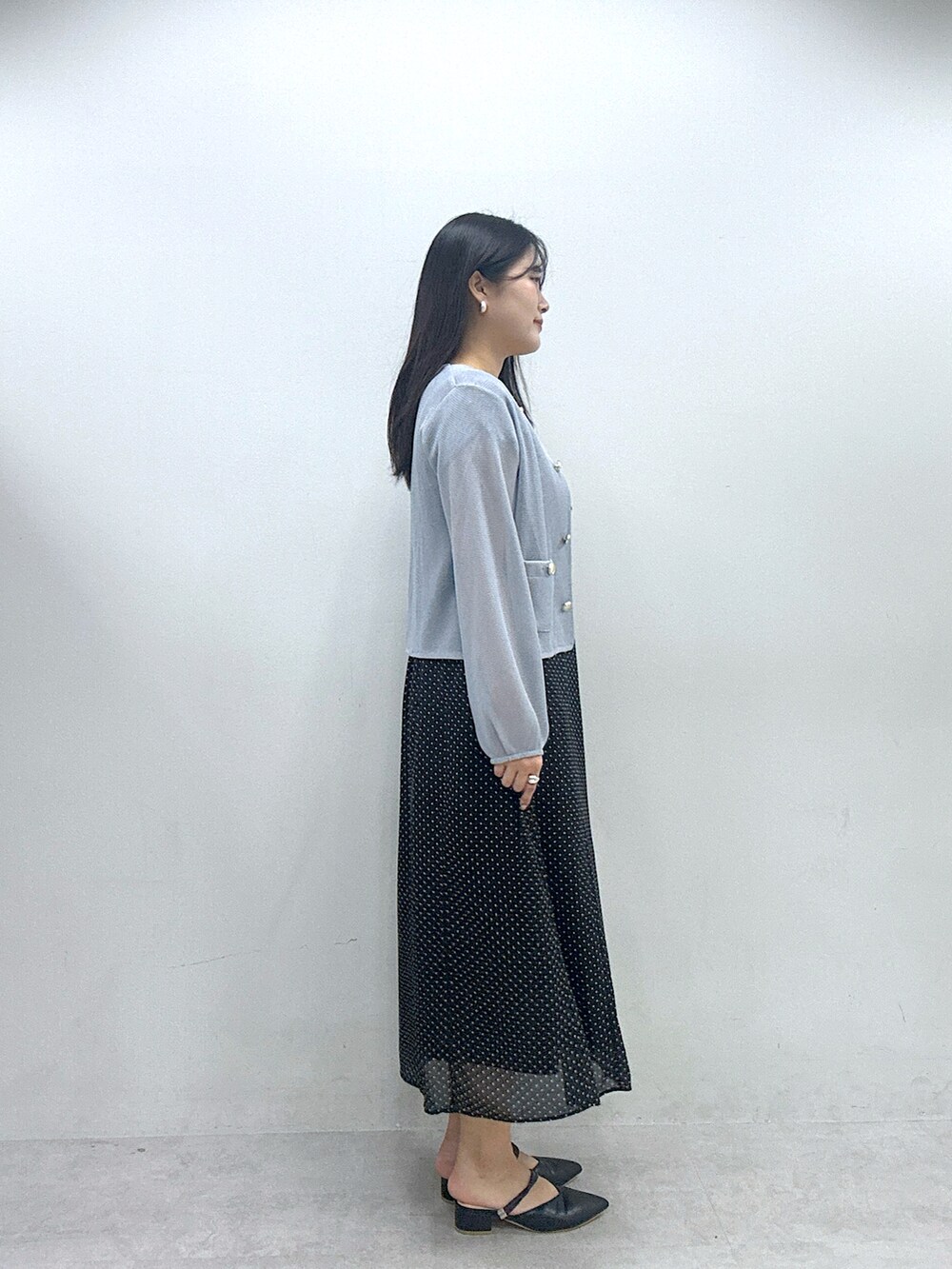 ブラック系のワンピースを着用したレディースの春コーディネートの2枚目の写真