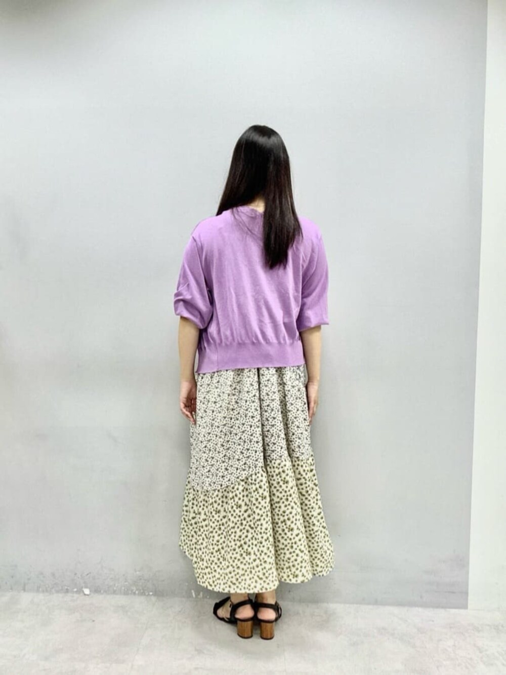 パープル系のカーディガン/ボレロ、ホワイト系のワンピースを着用したレディースの夏コーディネートの3枚目の写真