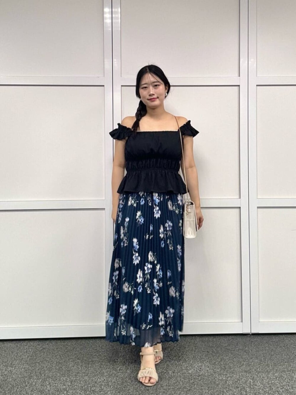 ホワイト系のカーディガン/ボレロ、ブラック系のその他パンツを着用したレディースの夏コーディネートの2枚目の写真