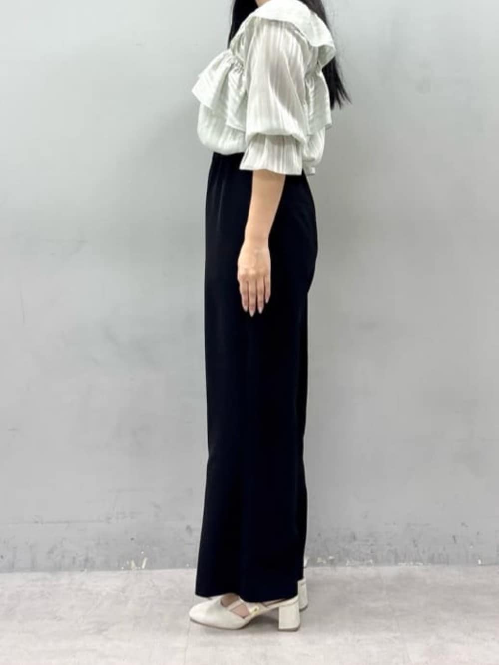 グリーン系のシャツ/ブラウス、ブラック系のその他パンツを着用したレディースの冬コーディネートの2枚目の写真