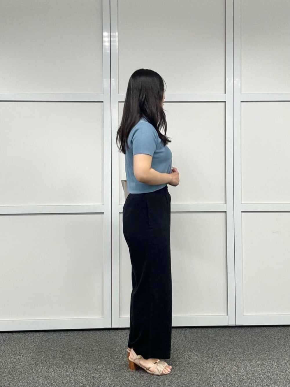 ブラック系のその他パンツ、ブルー系のカーディガン/ボレロを着用したレディースの夏コーディネートの2枚目の写真