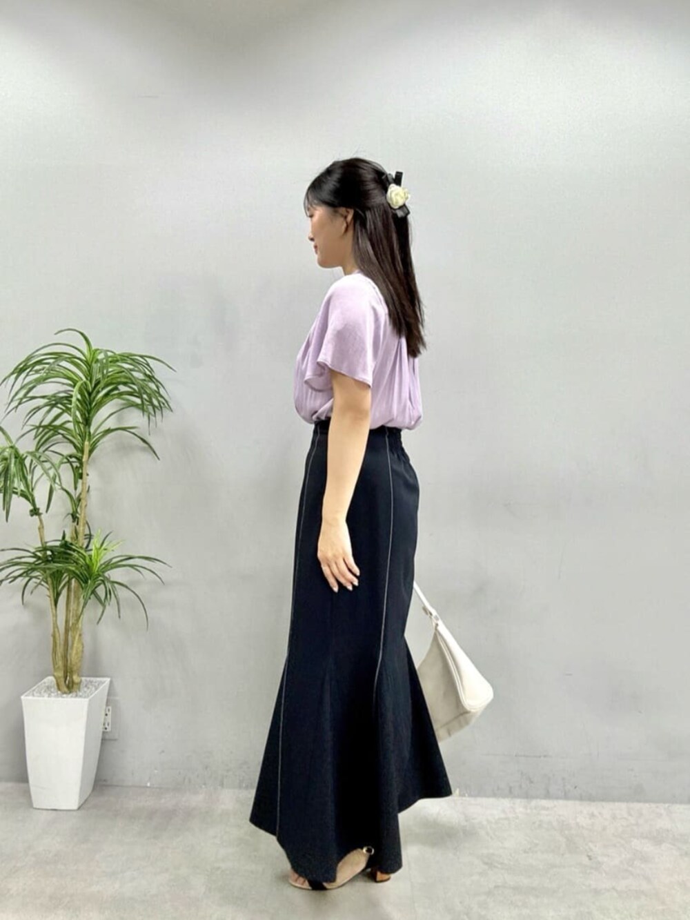 ブルー系のスカート、パープル系のシャツ/ブラウスを着用したレディースの夏コーディネートの2枚目の写真