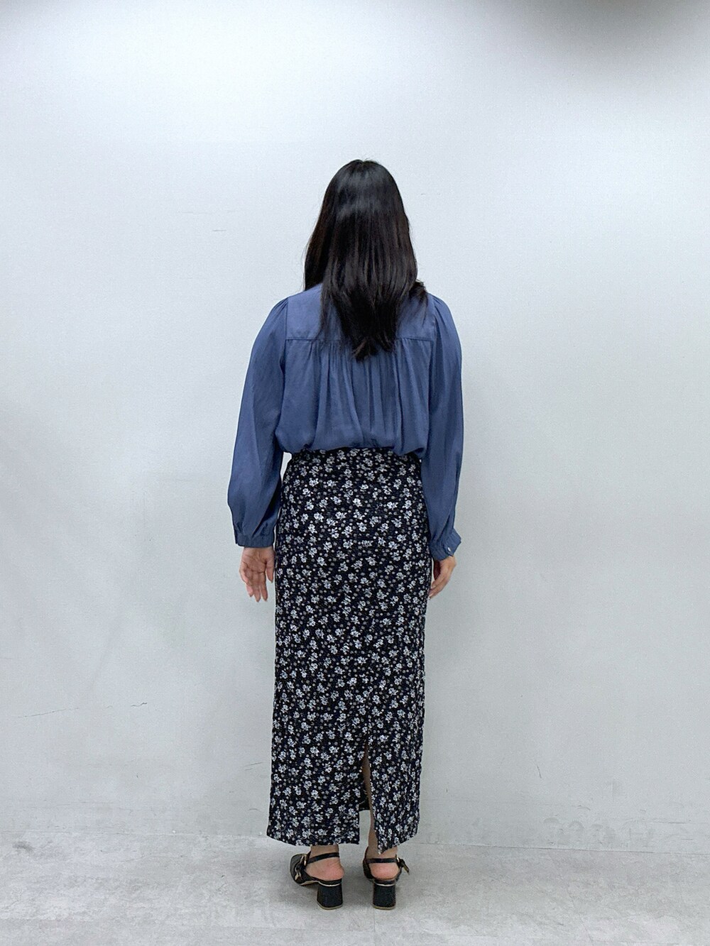 その他のスカート、ブルー系のシャツ/ブラウスを着用したレディースの春コーディネートの3枚目の写真