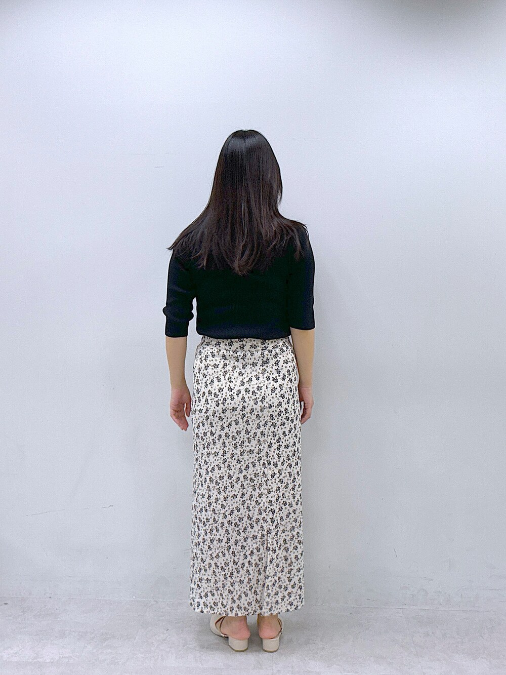 その他のスカートを着用したレディースの春コーディネートの3枚目の写真