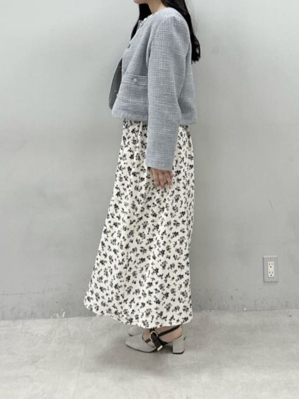 グレー系のサンダル、その他のワンピースを着用したレディースの冬コーディネートの2枚目の写真