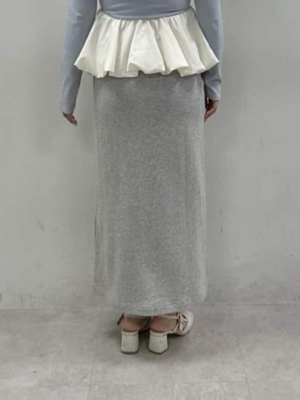 ホワイト系のサンダル、グレー系のスカート、ブルー系のTシャツ/カットソーを着用したレディースの冬コーディネートの3枚目の写真