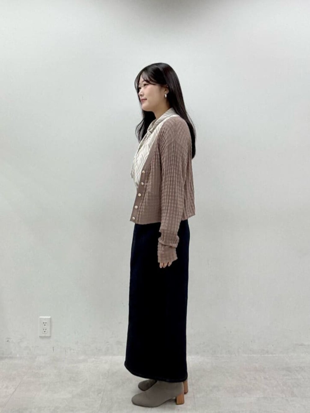 ブルー系のスカート、その他のシャツ/ブラウス、ブラウン系のカーディガン/ボレロを着用したレディースの秋コーディネートの2枚目の写真