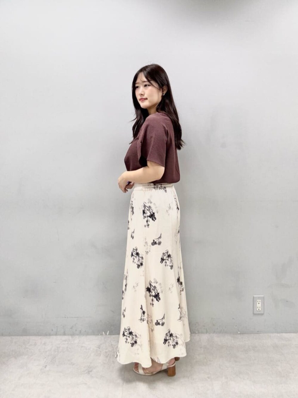 ブラウン系のシャツ/ブラウス、ホワイト系のスカートを着用したレディースの夏コーディネートの2枚目の写真