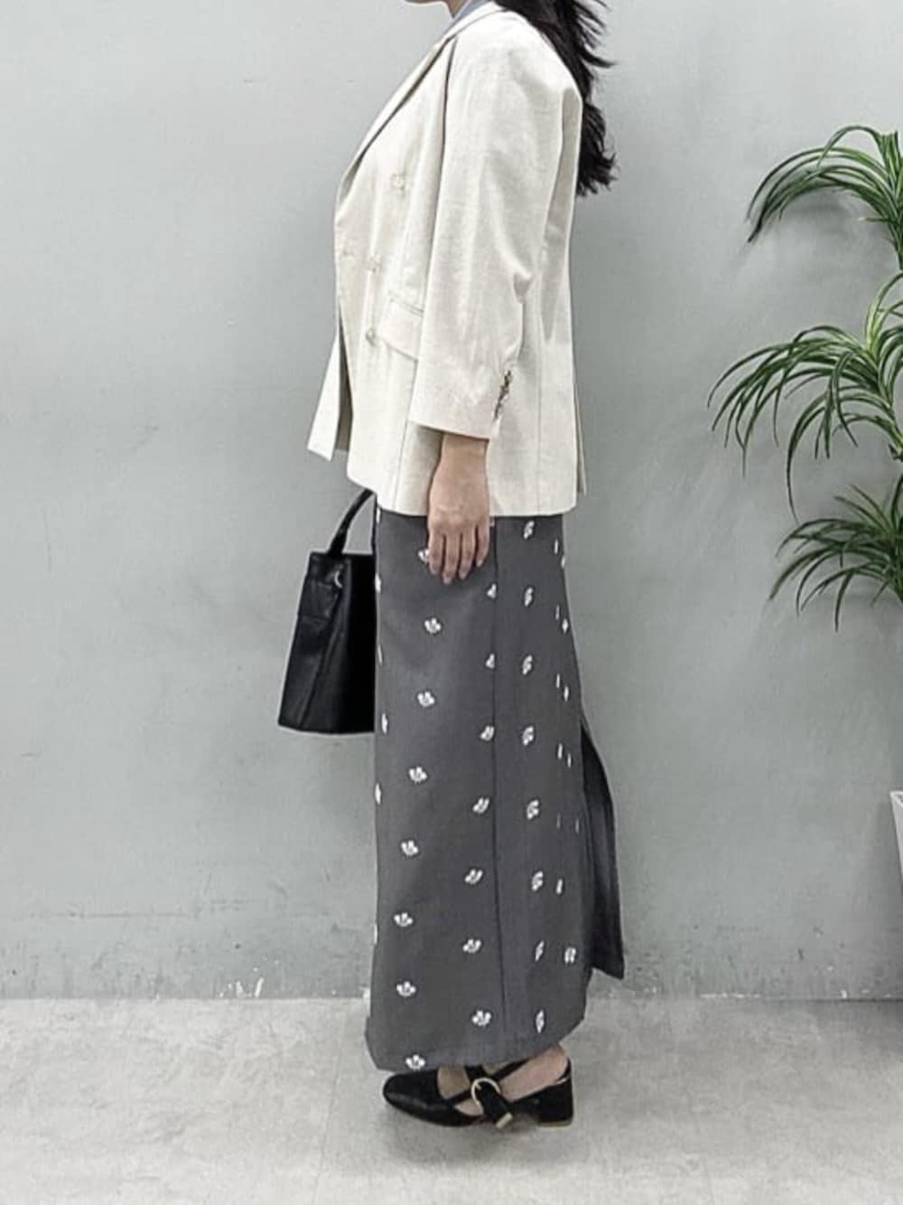 ブルー系のシャツ/ブラウス、ベージュ系のテーラードジャケット、グレー系のスカートを着用したレディースの春コーディネートの5枚目の写真