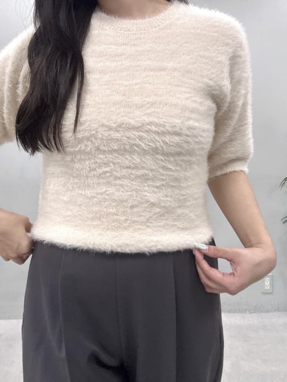 グレー系のその他パンツ、ホワイト系のニット/セーターを着用したレディースの夏コーディネートの3枚目の写真