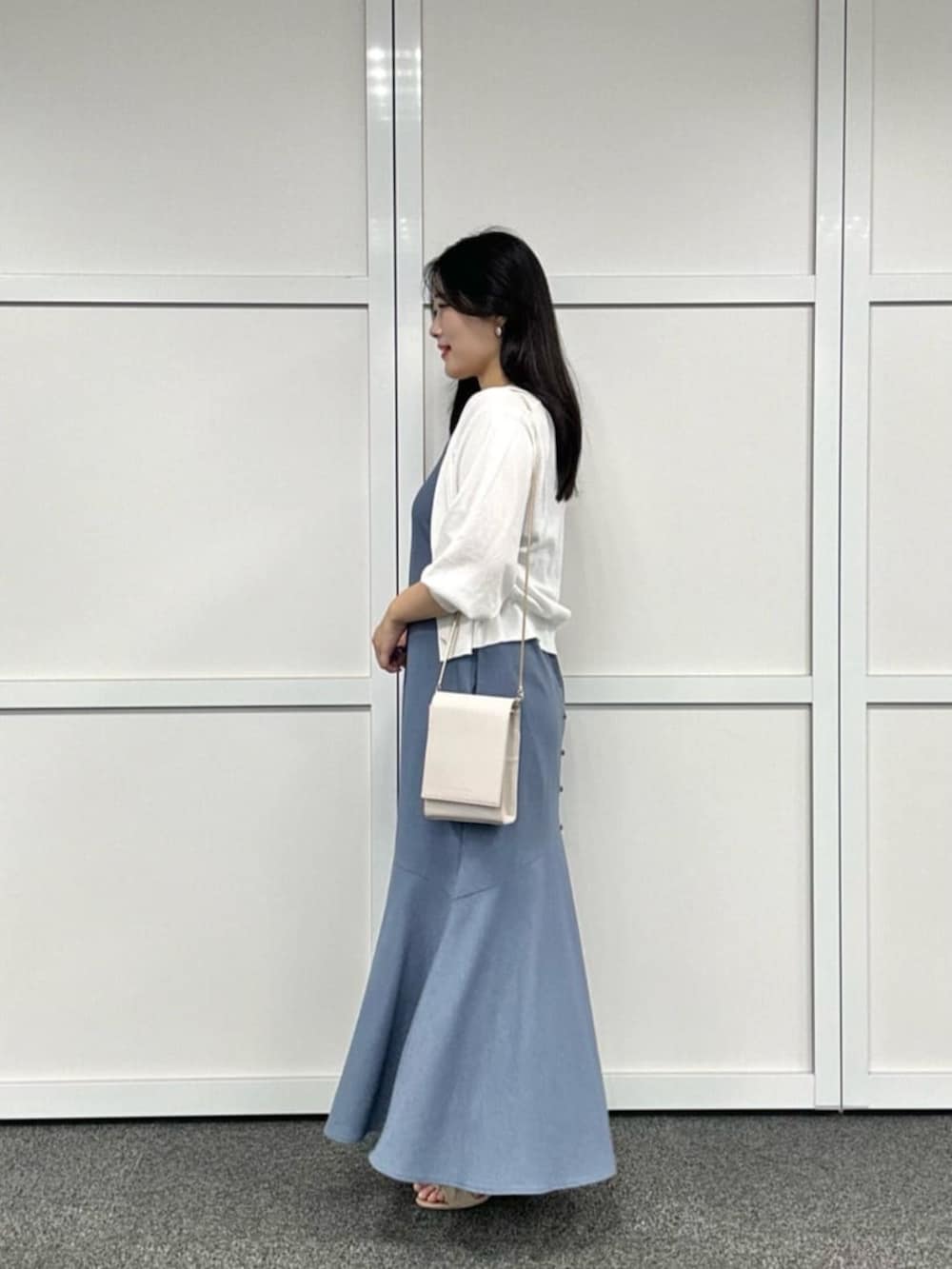 ホワイト系のカーディガン/ボレロ、ホワイト系のショルダーバッグ、ブルー系のワンピースを着用したレディースの夏コーディネートの2枚目の写真
