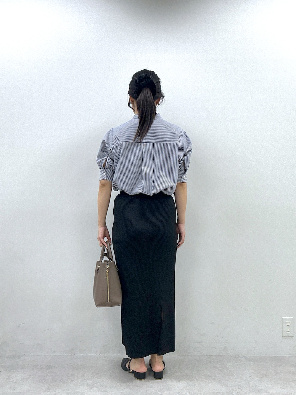 ブルー系のシャツ/ブラウス、ブラック系のスカートを着用したレディースの春コーディネートの3枚目の写真