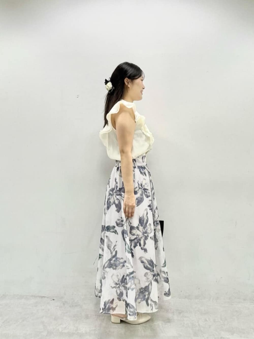 ホワイト系のシャツ/ブラウスを着用したレディースの夏コーディネートの2枚目の写真