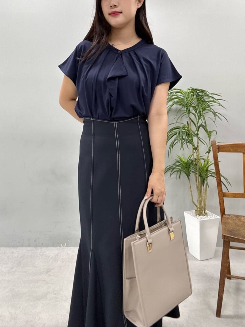 ブルー系のスカート、ブルー系のシャツ/ブラウスを着用したレディースの夏コーディネートの5枚目の写真