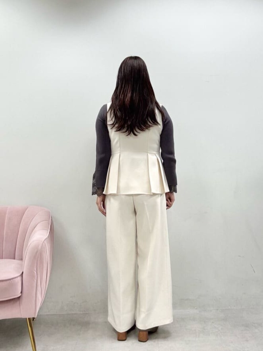 ホワイト系のその他パンツ、ホワイト系のベスト、グレー系のニット/セーターを着用したレディースの秋コーディネートの4枚目の写真