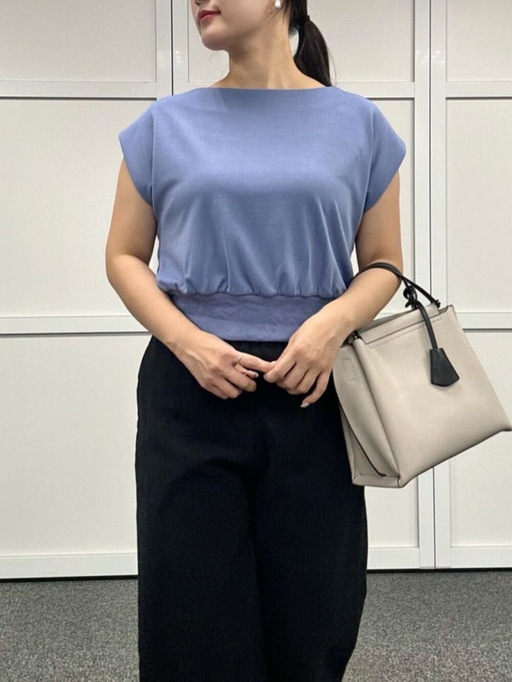 ブラック系のその他パンツ、ブルー系のタンクトップを着用したレディースの夏コーディネートの4枚目の写真