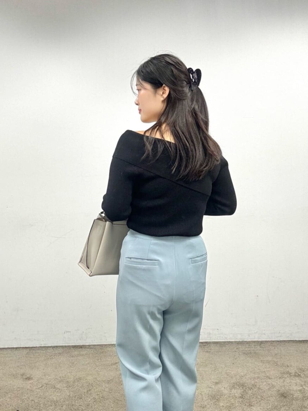 ブラック系のその他シューズ、グレー系のショルダーバッグ、ブラック系のニット/セーターを着用したレディースの夏コーディネートの5枚目の写真