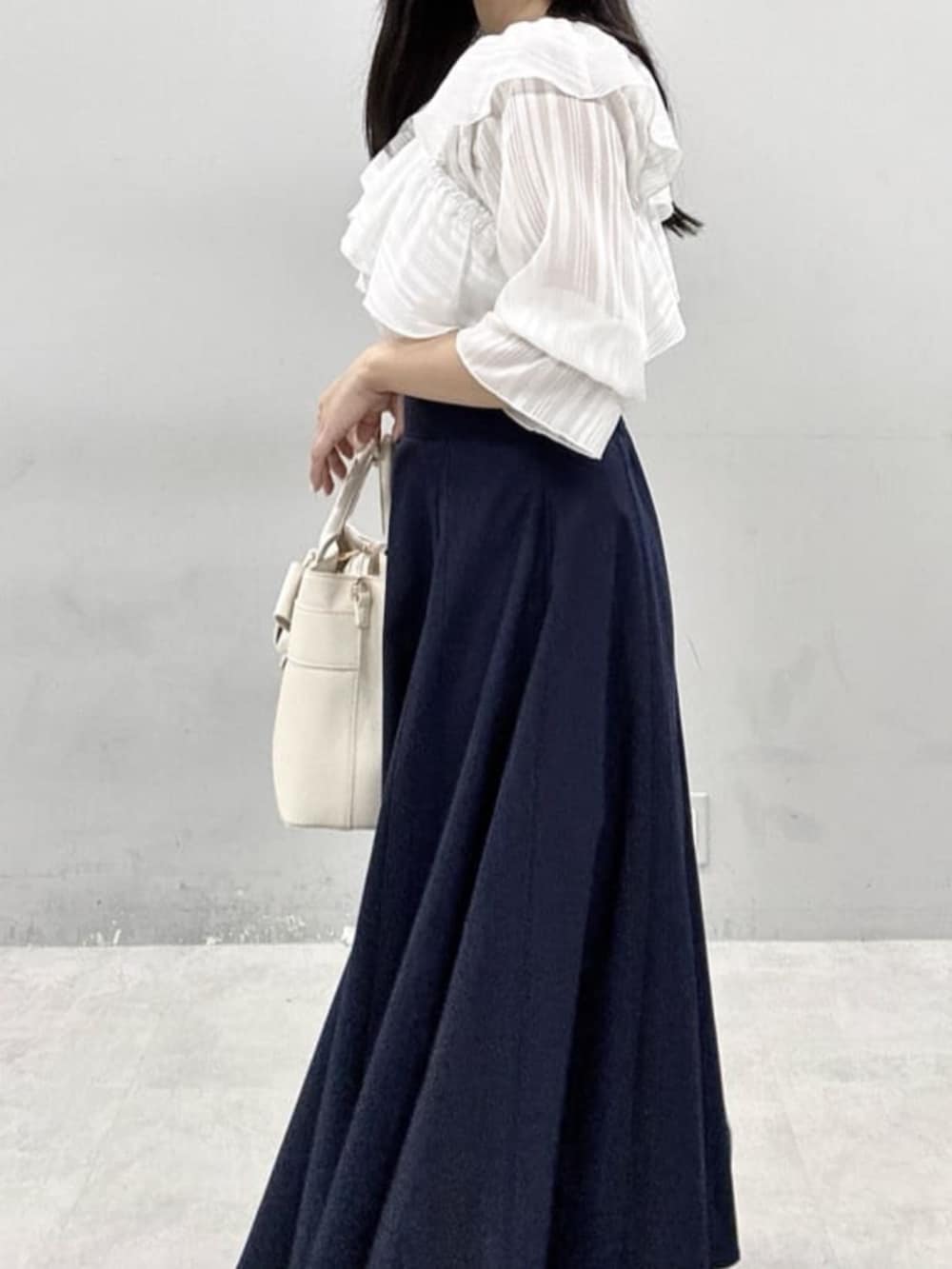 ホワイト系のショルダーバッグ、ホワイト系のシャツ/ブラウスを着用したレディースの春コーディネートの5枚目の写真