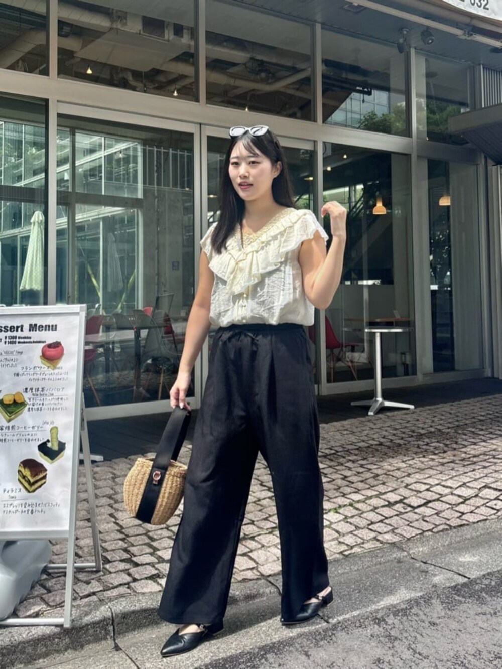 ブラック系のその他パンツ、ホワイト系のシャツ/ブラウスを着用したレディースの夏コーディネートの4枚目の写真