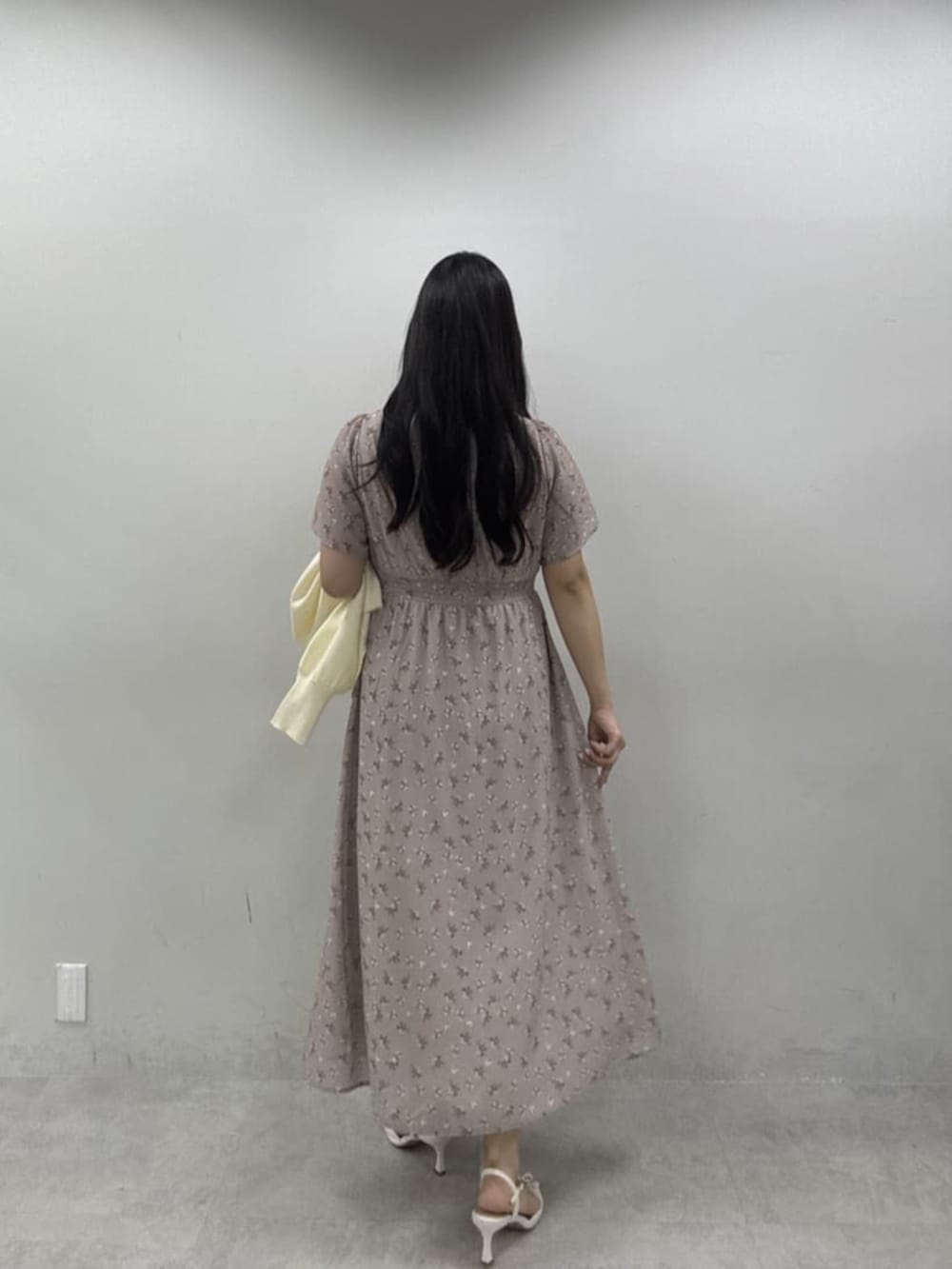 その他のワンピース、ホワイト系のカーディガン/ボレロを着用したレディースの夏コーディネートの6枚目の写真