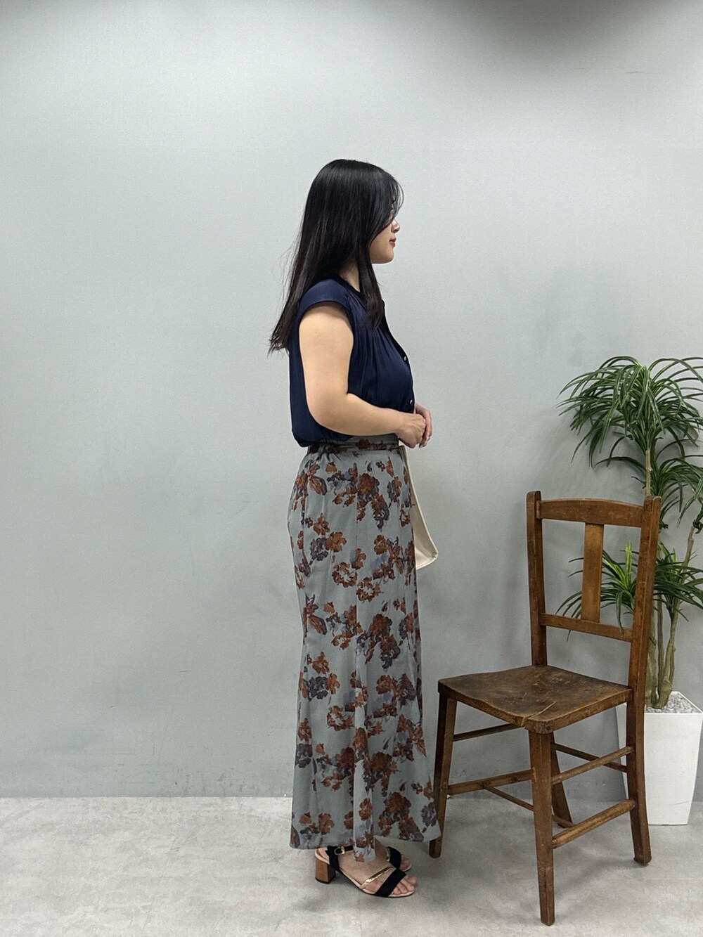 ホワイト系のショルダーバッグ、ブルー系のシャツ/ブラウス、グレー系のスカートを着用したレディースの春コーディネートの5枚目の写真