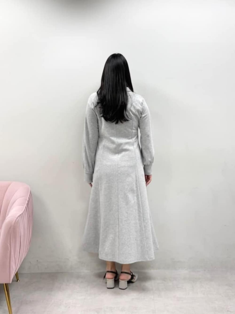 グレー系のサンダル、グレー系のワンピースを着用したレディースの冬コーディネートの3枚目の写真