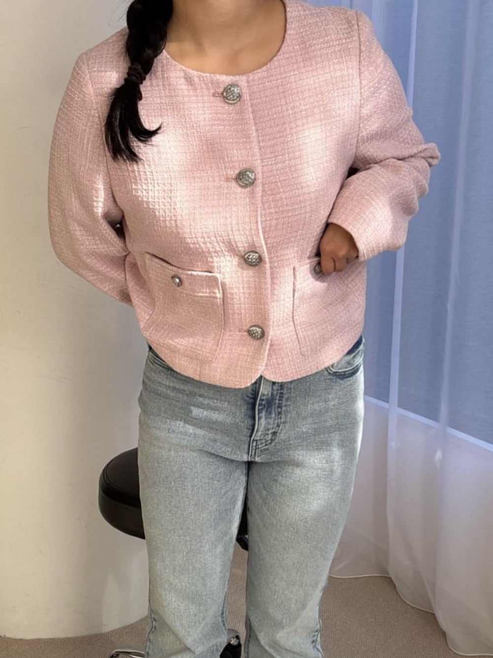 ブルー系のデニムパンツ、ピンク系のカーディガン/ボレロを着用したレディースの冬コーディネートの4枚目の写真