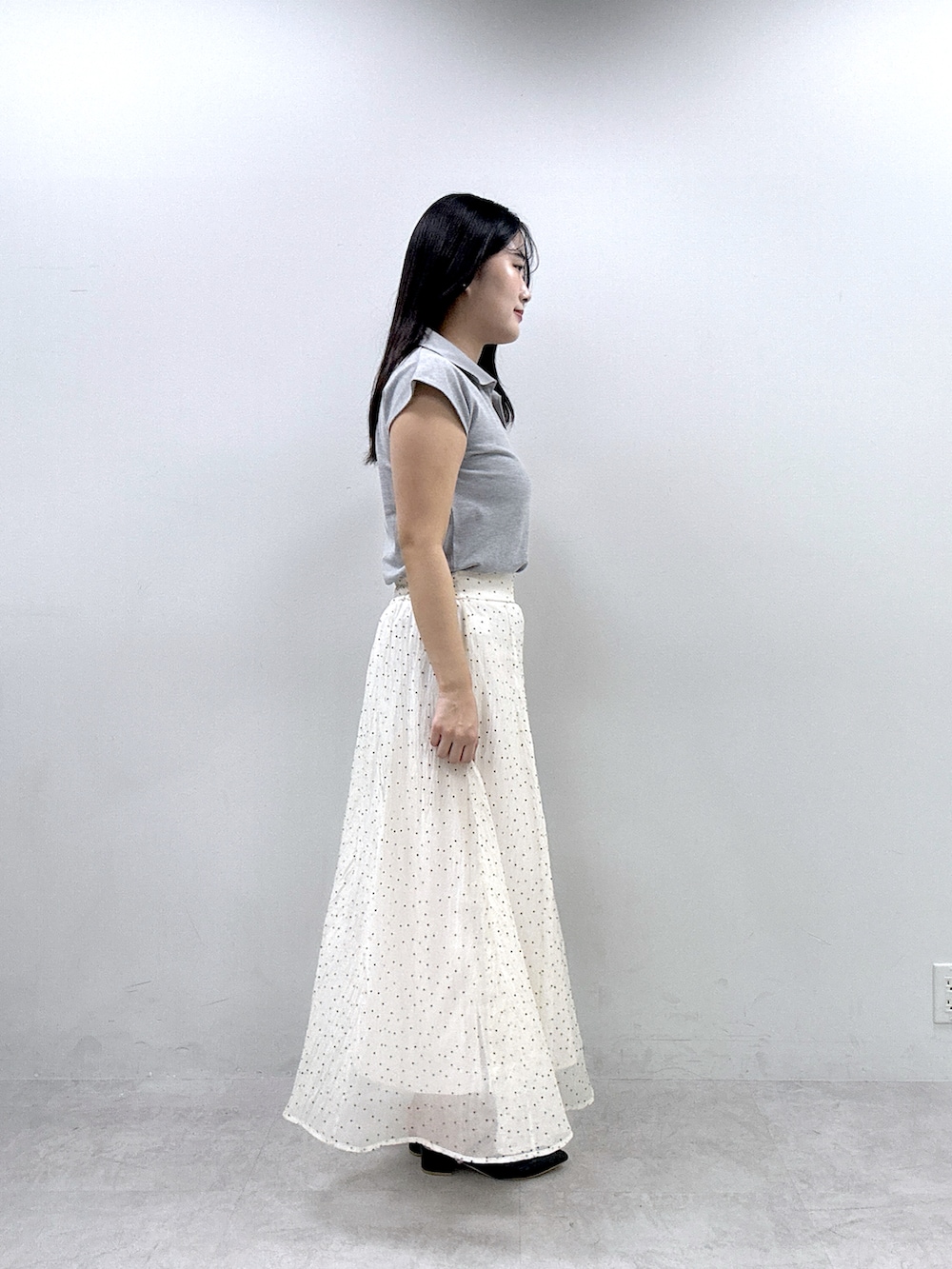 グレー系のTシャツ/カットソーを着用したレディースの春コーディネートの2枚目の写真