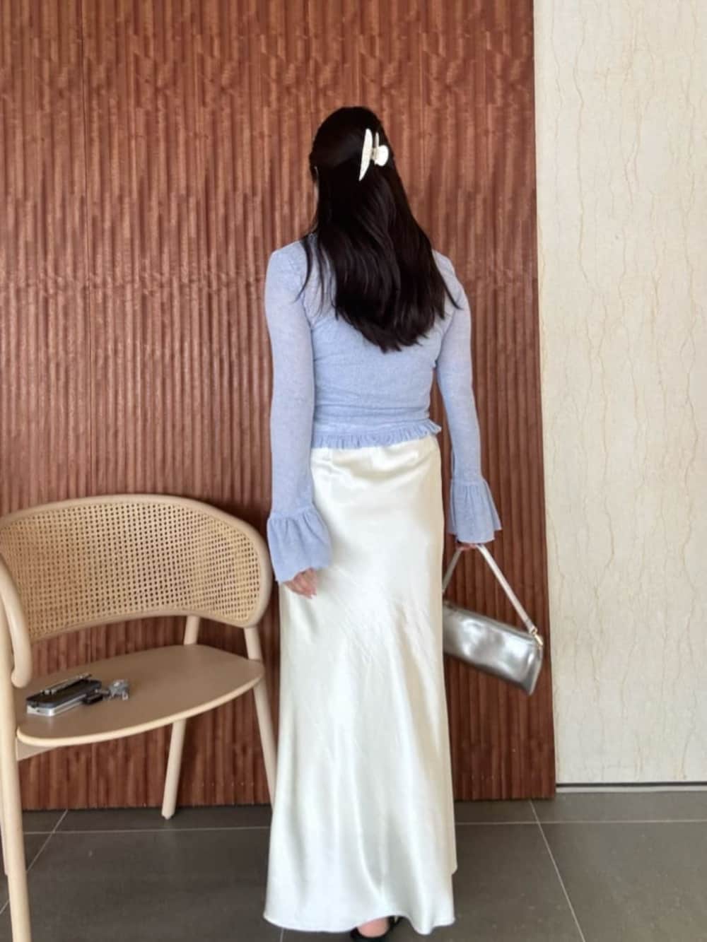 ブルー系のカーディガン/ボレロを着用したレディースの春コーディネートの3枚目の写真