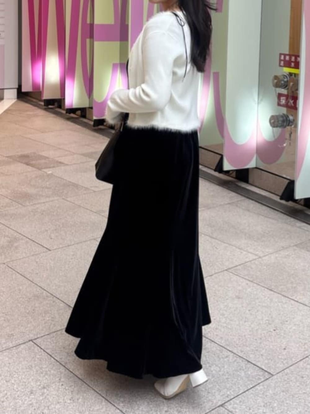 ブラック系のショルダーバッグ、ブラック系のワンピースを着用したレディースの秋コーディネートの3枚目の写真