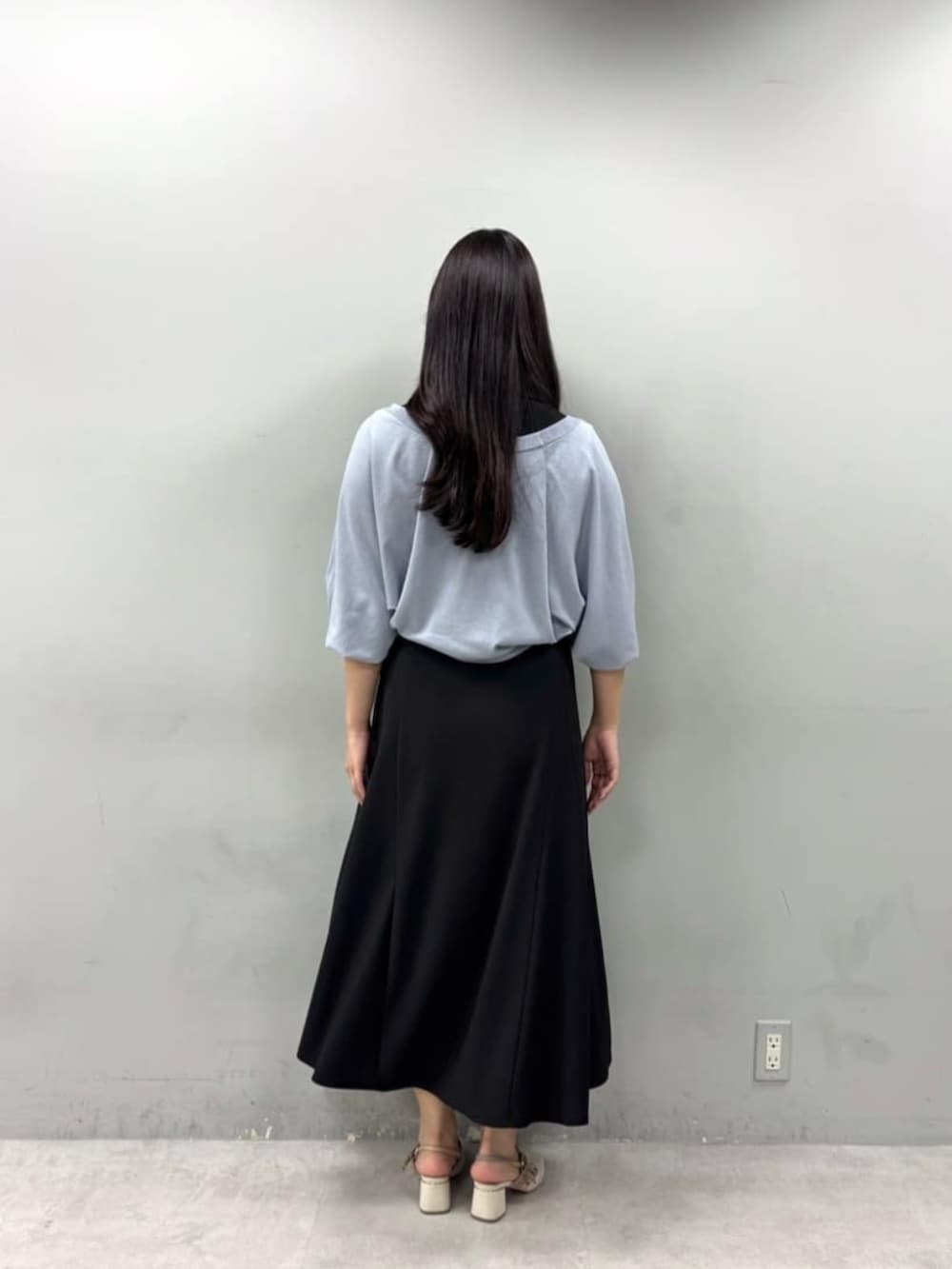 ブラック系のワンピースを着用したレディースの春コーディネートの5枚目の写真