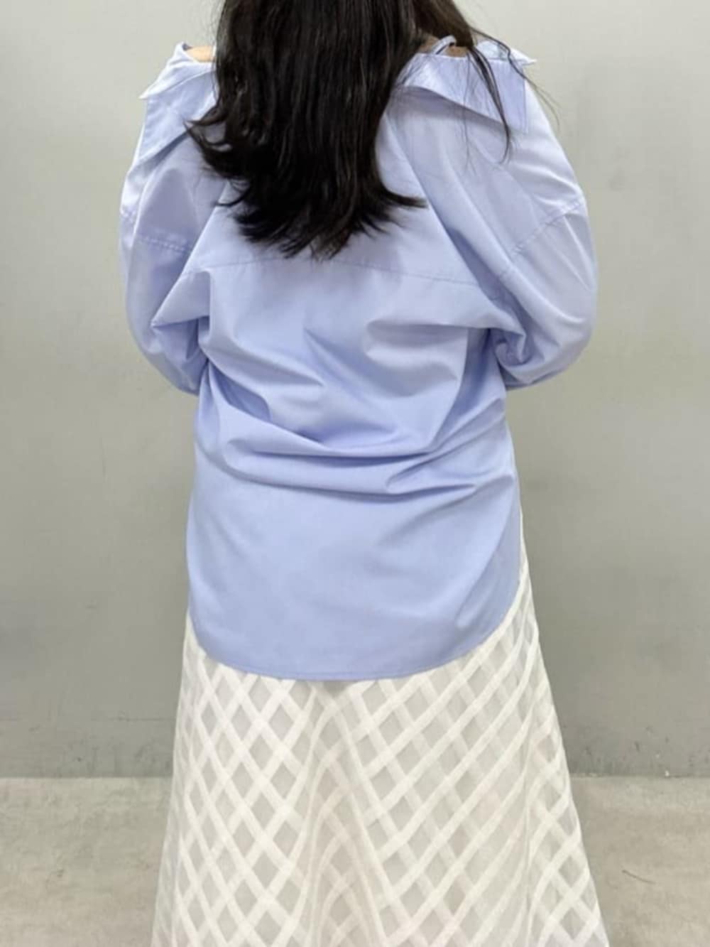 ブルー系のシャツ/ブラウス、ホワイト系のスカートを着用したレディースの冬コーディネートの6枚目の写真