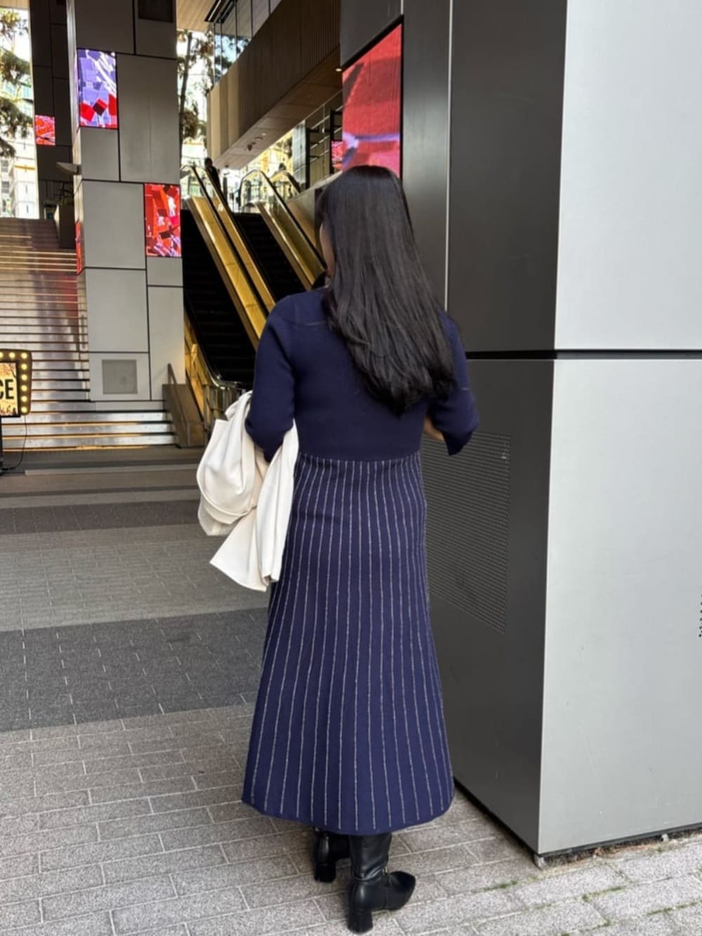 ブルー系のワンピース、ホワイト系のテーラードジャケットを着用したレディースの冬コーディネートの5枚目の写真