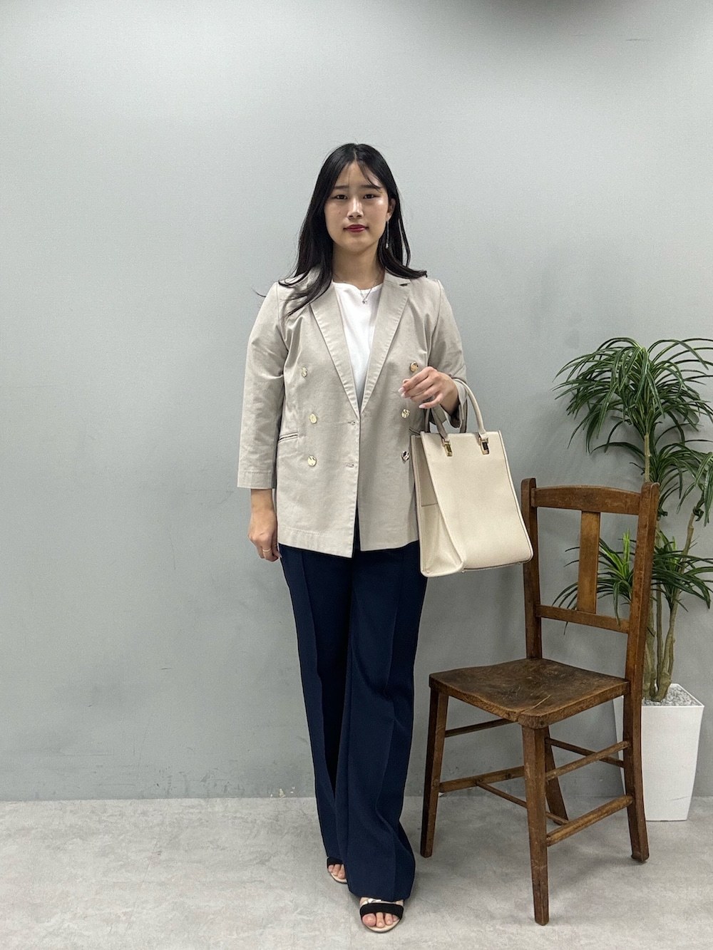 ホワイト系のショルダーバッグ、ブラック系のその他パンツ、ベージュ系のブルゾンを着用したレディースの春コーディネートの2枚目の写真