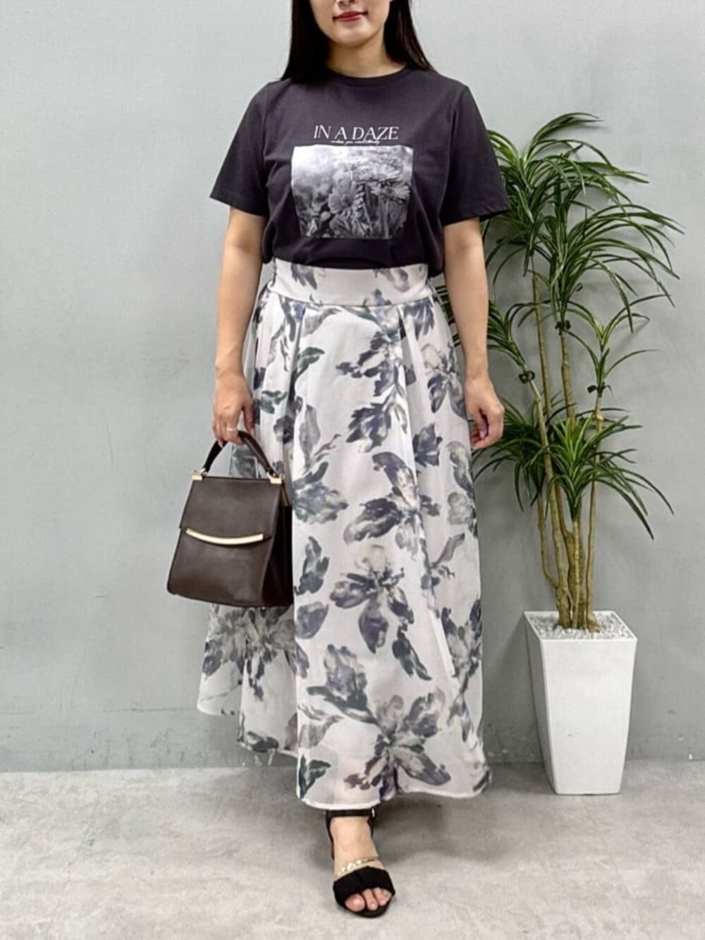 ホワイト系のスカート、その他のTシャツ/カットソーを着用したレディースの夏コーディネートの2枚目の写真