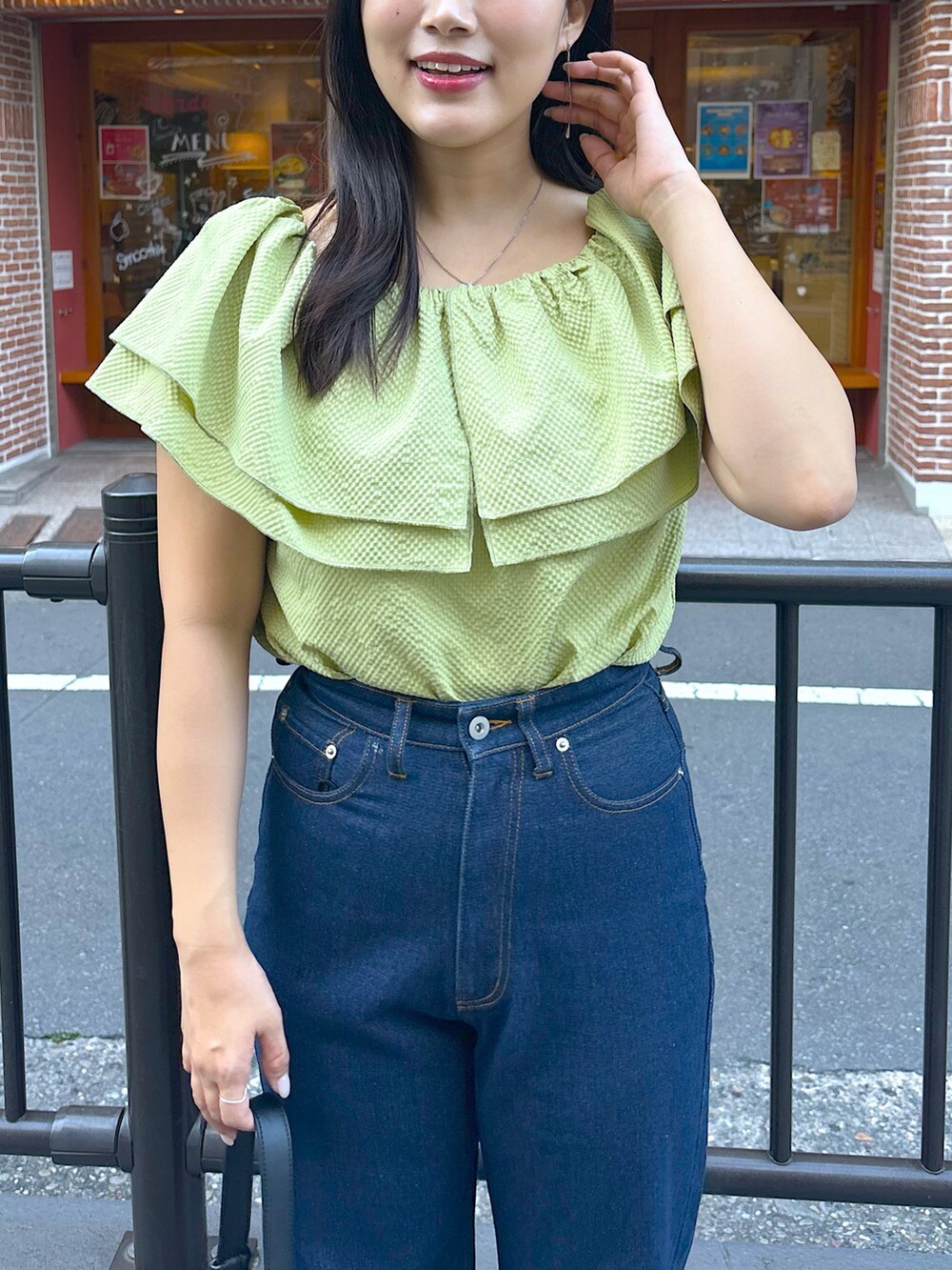 「きれいめカジュアル、デートコーデ、通勤コーデ、オフィスカジュアル、ママコーデ、ママファッション、オフィスコーデ」｜「natural coutureのゴールドライン付きギャザーサンダル（その他シューズ、ブラック系）」を使った、airiさん（骨格ストレート・レディース・161cm）の春コーディネートの2枚目の写真