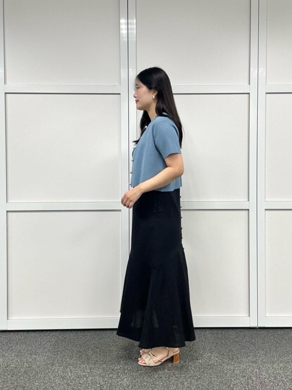 ブルー系のカーディガン/ボレロ、ブラック系のワンピースを着用したレディースの夏コーディネートの2枚目の写真