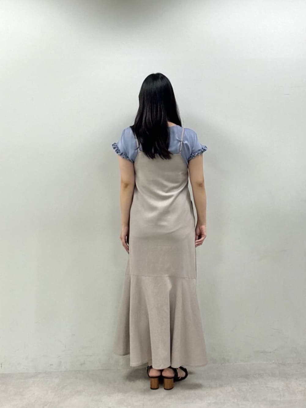 ベージュ系のワンピース、ブルー系のシャツ/ブラウスを着用したレディースの夏コーディネートの3枚目の写真