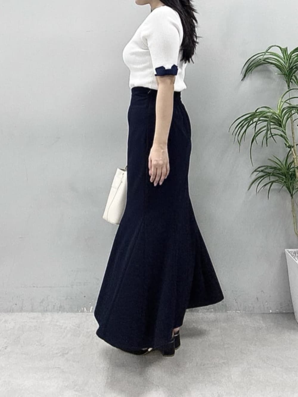 ホワイト系のニット/セーターを着用したレディースの春コーディネートの3枚目の写真