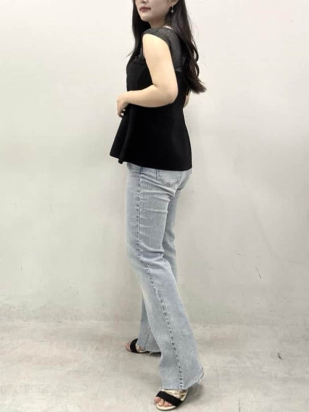 ブルー系のデニムパンツ、ブラック系のキャミソールを着用したレディースの春コーディネートの3枚目の写真