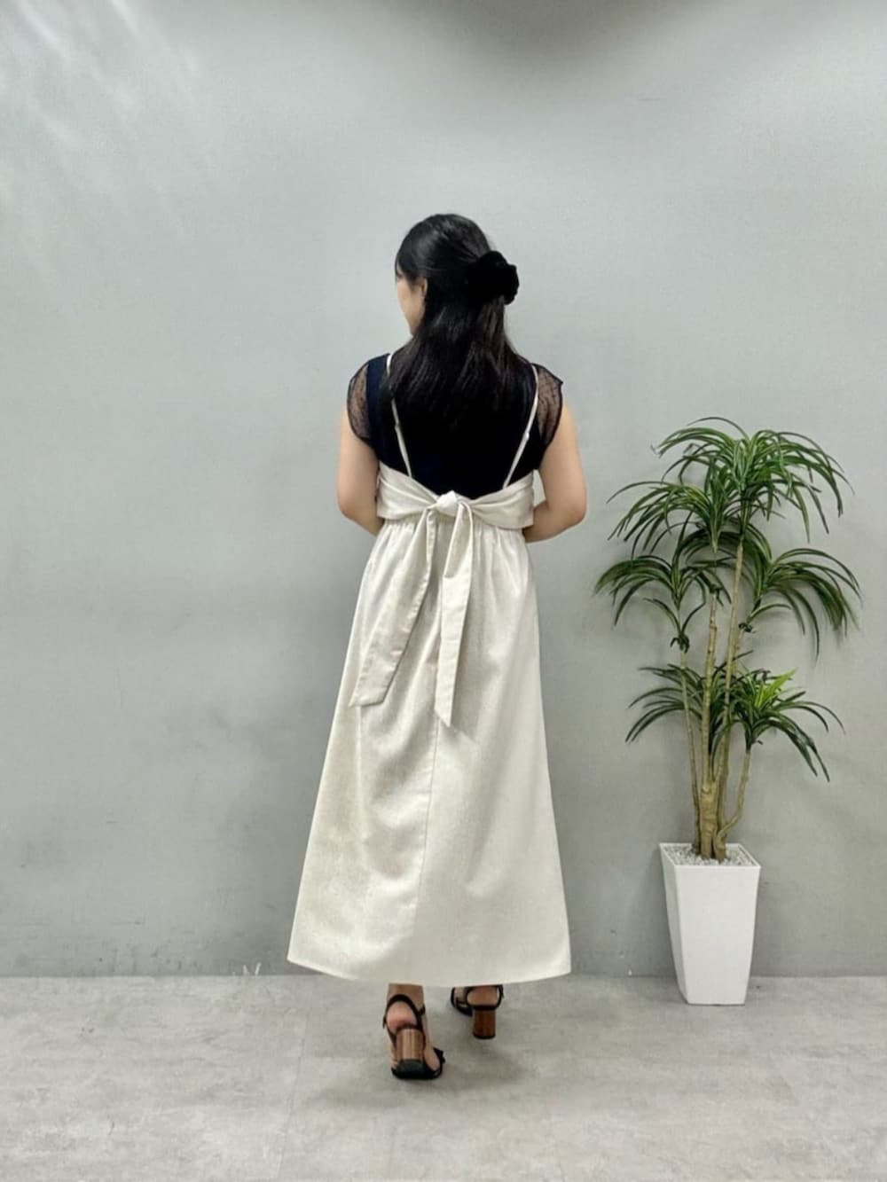 ホワイト系のワンピース、ブルー系のニット/セーターを着用したレディースの夏コーディネートの3枚目の写真