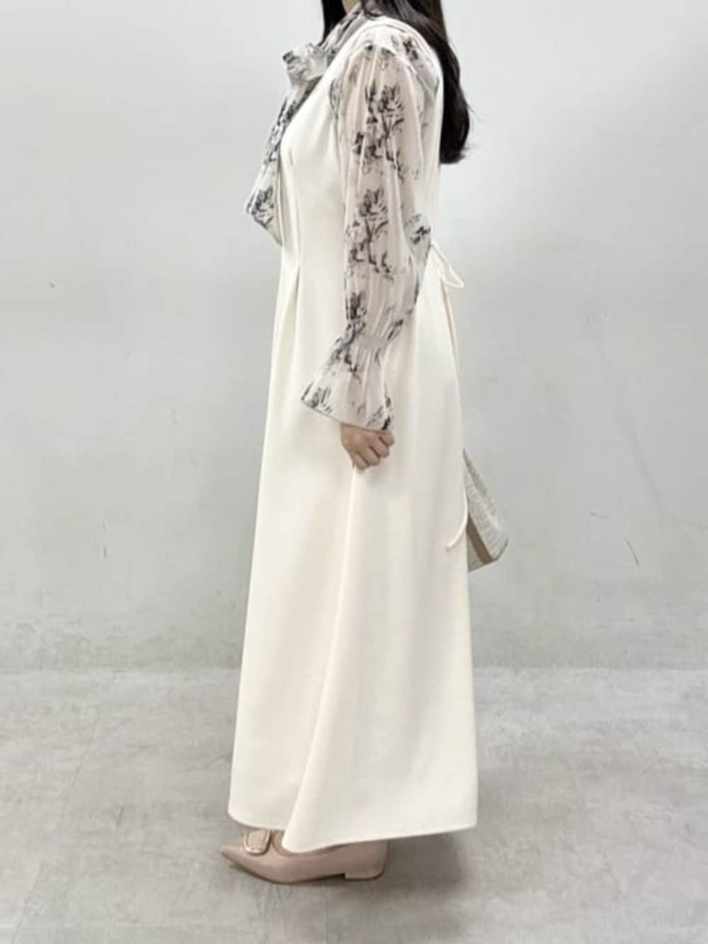 ベージュ系のハンドバッグ、ホワイト系のワンピース、その他のシャツ/ブラウスを着用したレディースの冬コーディネートの2枚目の写真