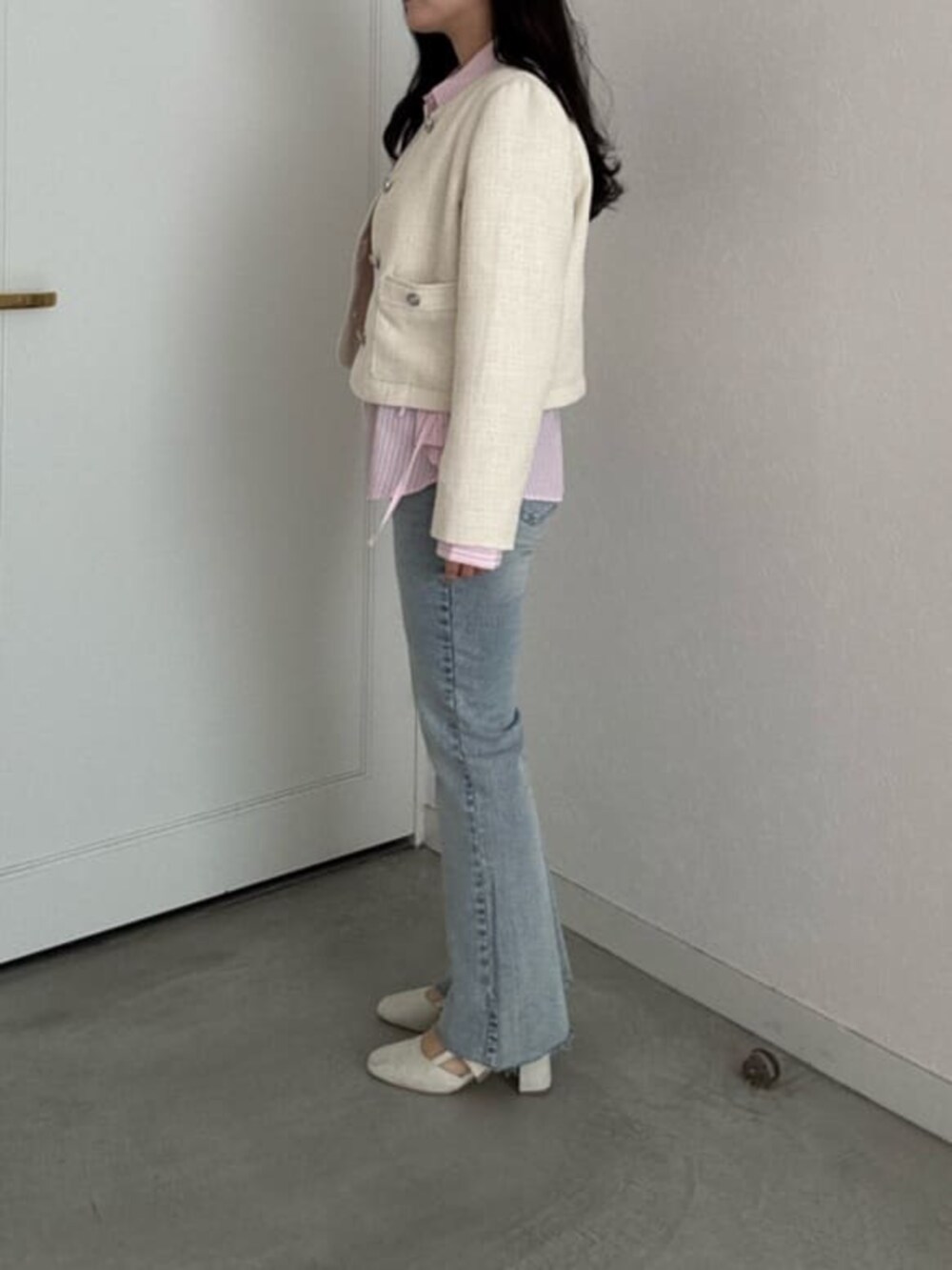 ブルー系のデニムパンツ、ピンク系のシャツ/ブラウスを着用したレディースの冬コーディネートの2枚目の写真