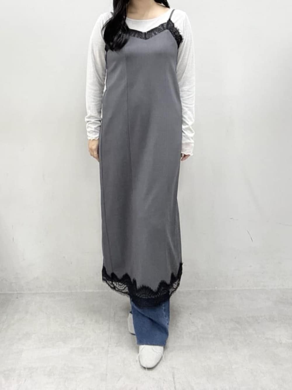 ホワイト系のテーラードジャケット、ホワイト系のハンドバッグ、グレー系のサンダルを着用したレディースの冬コーディネートの8枚目の写真